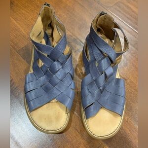 Born Iwa Woven Navy Sandals || 8.5W || Born